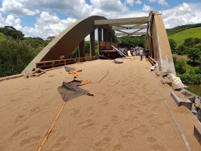 Cantagalo: Carreta tomba na Ponte do Cavernoso e pista fica interditada por várias horas